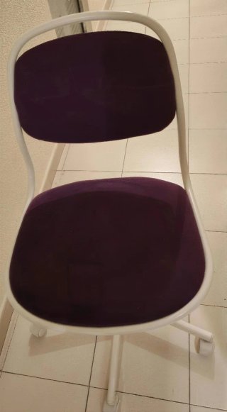 Silla juvenil morada y blanca