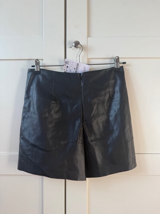 Falda pantalón cuero negra con etiqueta