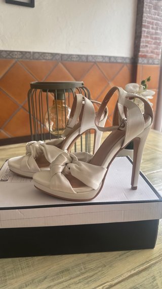 Sandalias tacón de aguja de fiesta blancos .37