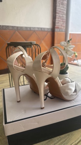 Sandalias tacón de aguja de fiesta blancos .37