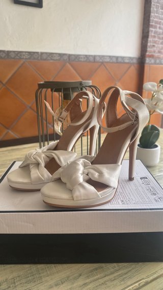 Sandalias tacón de aguja de fiesta blancos .37