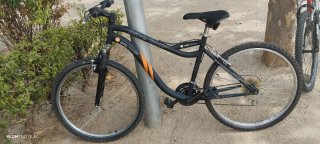 Bicicleta de montaña negra