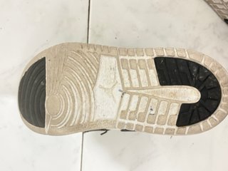 Zapatos Jordan niño gris y blanco