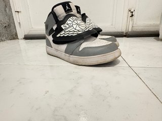 Zapatos Jordan niño gris y blanco