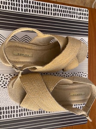 Sandalias Corina Beige y Doradas