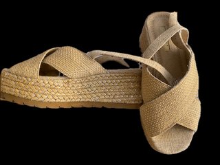 Sandalias Corina Beige y Doradas