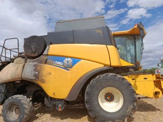 Cosechadora New Holland CR8070 (2013) Siniestrada