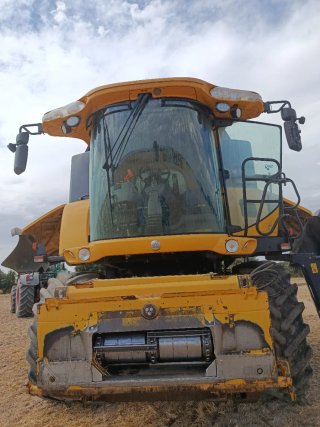 Cosechadora New Holland CR8070 (2013) Siniestrada