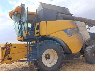 Cosechadora New Holland CR8070 (2013) Siniestrada