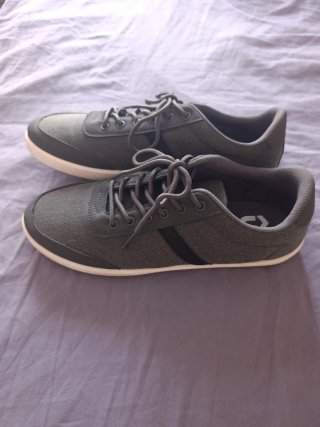 Zapatos grises para hombre