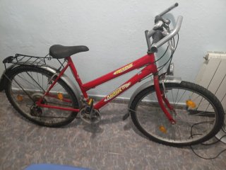 Bicicleta de ciudad roja