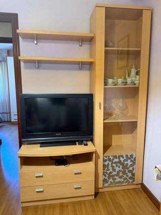 Mueble de TV y estantería de madera