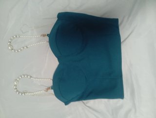 Top verde con perlas