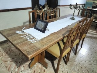 Mesa de comedor de madera rústica