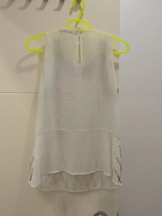 Camiseta / top mujer perlas plateadas blanca