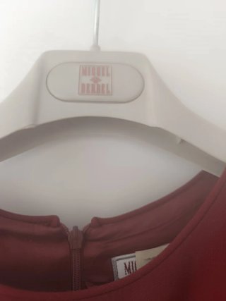Elegante conjunto chaqueta y vestido color vino.