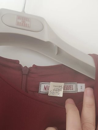 Elegante conjunto chaqueta y vestido color vino.