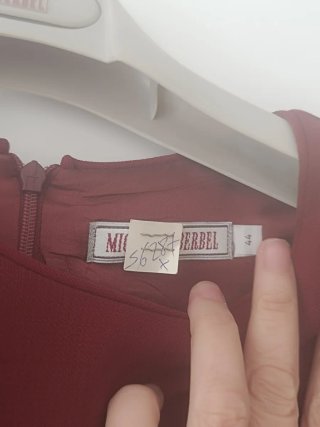 Elegante conjunto chaqueta y vestido color vino.