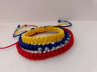 Pulsera artesanal con cuentas y colgante