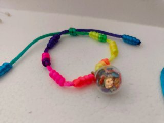 Pulsera artesanal con cuentas y colgante