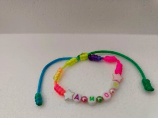 Pulsera artesanal con cuentas y colgante