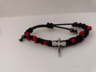 Pulsera artesanal con cuentas y colgante