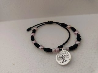 Pulsera artesanal con cuentas y colgante
