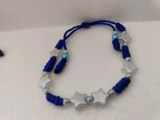 Pulsera artesanal con cuentas y colgante