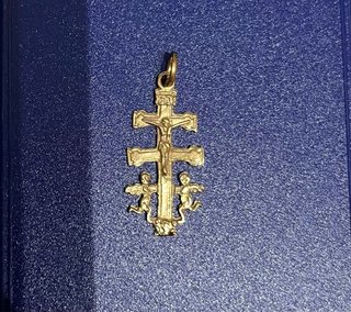 Cruz de Caravaca de oro amarillo 18qt