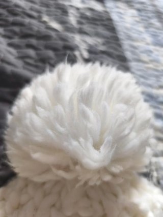 Gorro de acrílico blanco con pompón