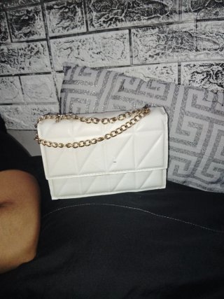 Bolso blanco con cadena dorada
