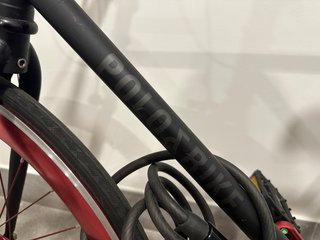 Bici Fixie negra con llantas color rosa cereza.