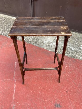 Mesa auxiliar de madera