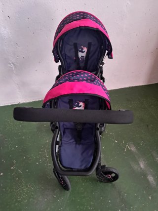 Carrito gemelar con estampado de corazones
