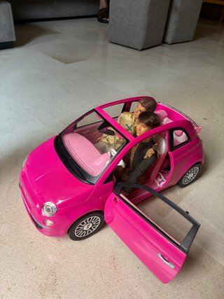Coche Barbie FIAT 500 Rosa con 2 Kens y Accesorios