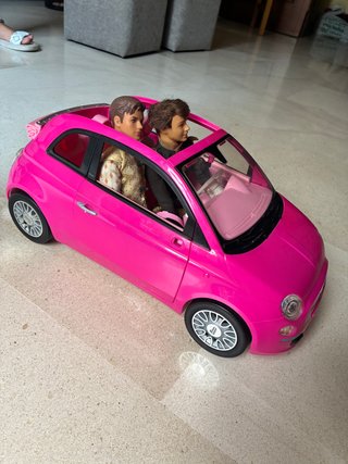 Coche Barbie FIAT 500 Rosa con 2 Kens y Accesorios