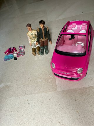 Coche Barbie FIAT 500 Rosa con 2 Kens y Accesorios