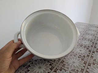 Pentola vintage smaltata con fiori