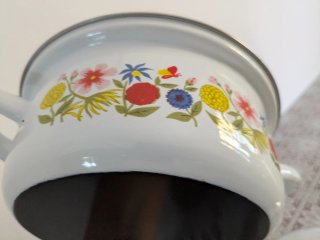 Pentola vintage smaltata con fiori