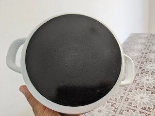 Pentola vintage smaltata con fiori