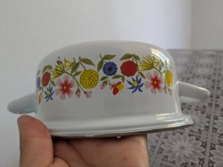 Pentola vintage smaltata con fiori