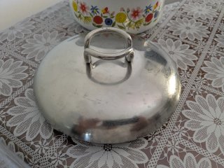 Pentola vintage smaltata con fiori