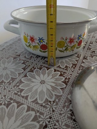 Pentola vintage smaltata con fiori