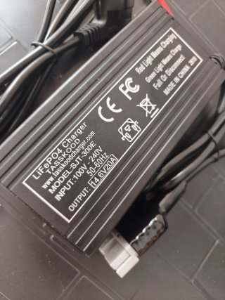 Cargador LiFePO4 14.6V 20A Tasskood nuevo