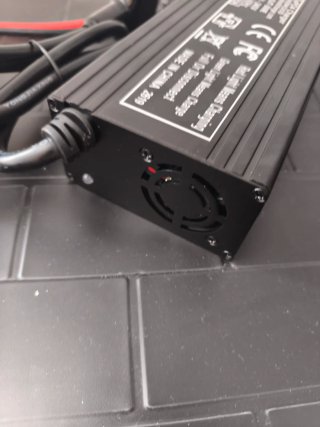 Cargador LiFePO4 14.6V 20A Tasskood nuevo
