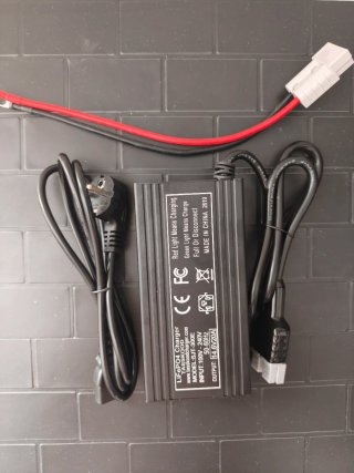 Cargador LiFePO4 14.6V 20A Tasskood nuevo