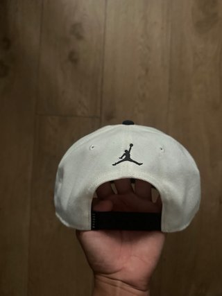Gorra Jordan Blanca y Gris