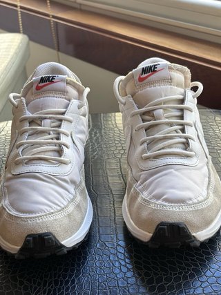 Zapatillas Nike Beige y Blancas