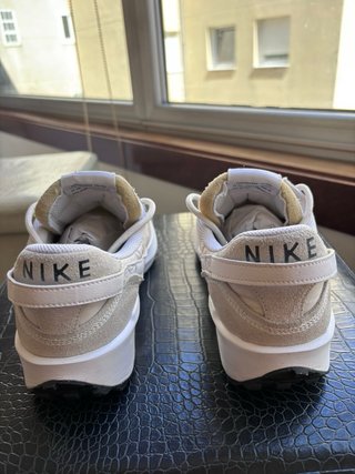 Zapatillas Nike Beige y Blancas