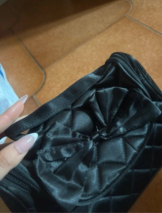 Borsa nera effetto raso con fiocco elegante
